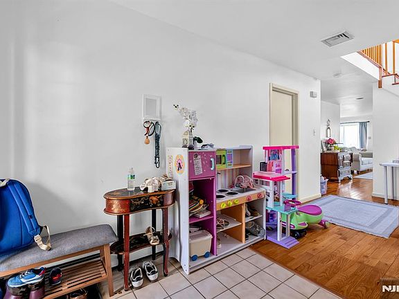 5th image of 266 Garibaldi Ave APT 9