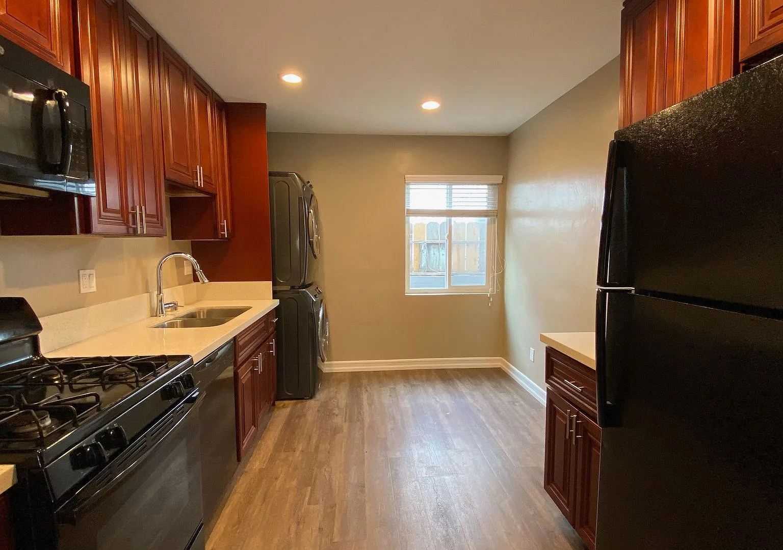 Spacious Modern 2 Bedroom with In Unit Laundry Close to SDSU — Photo 2
