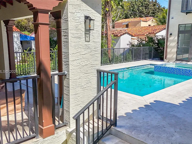 519 Alhambra Cir — Photo 26