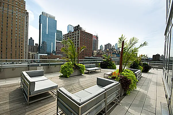 Sold by R New York | media 13