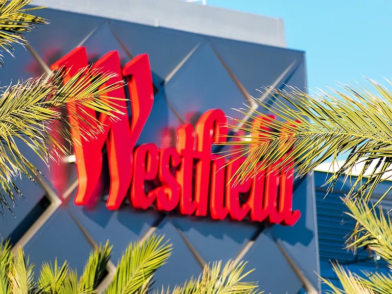 Enjoy easy-access to nearby shopping, dining and entertainment including Westfield UTC located just 10 minutes away.