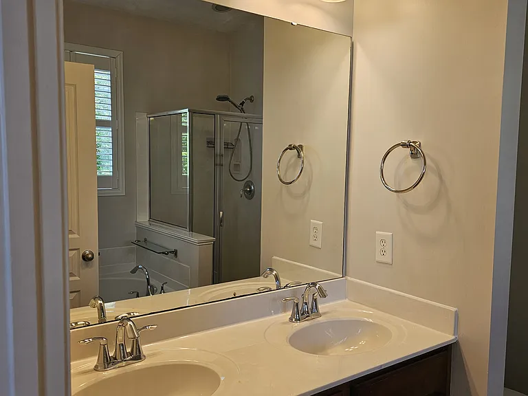 Master en suite bathroom with dual sinks