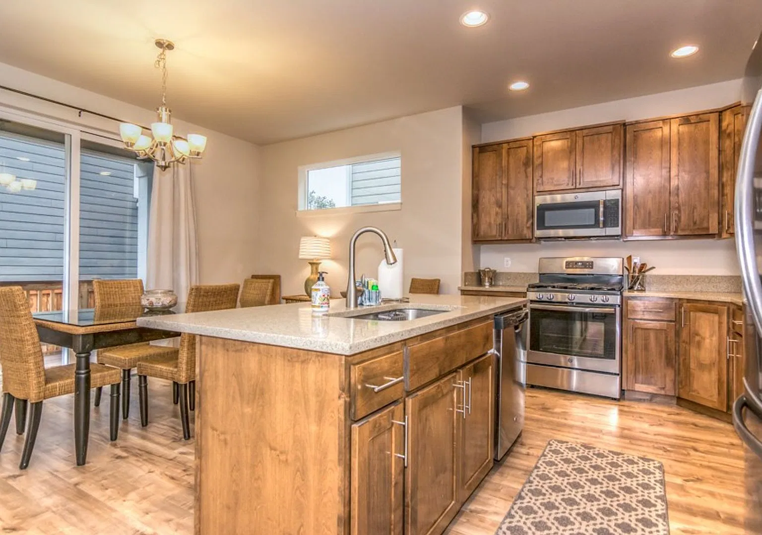 Spacious 3 Bedroom Home, Great Southeast Bend Neighborhood! Furnished Monthly Rental — Photo 3