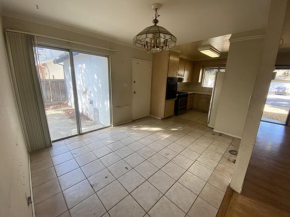 3rd image of 3058 Barkley Ave