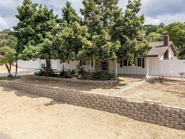 1654 York Dr — Photo 2
