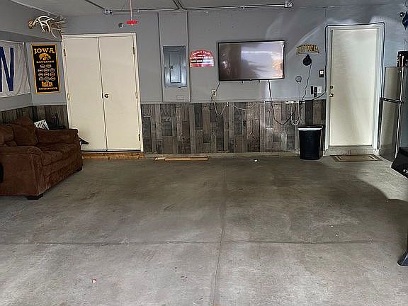 3rd image of 7516 Parkridge Ln