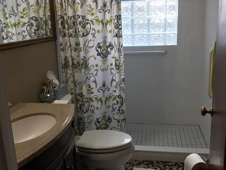 902 Hillside Dr — Photo 4