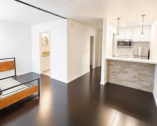 2nd image of 525 S Ardmore Ave APT 261