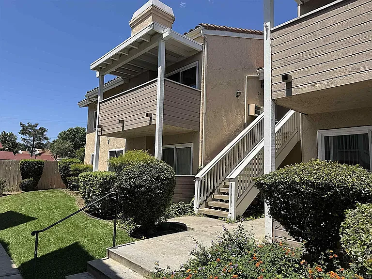 2 bed, 913 sqft, $2,650 — Photo 1
