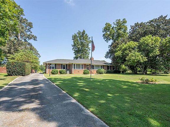 2nd image of 112 College Cir