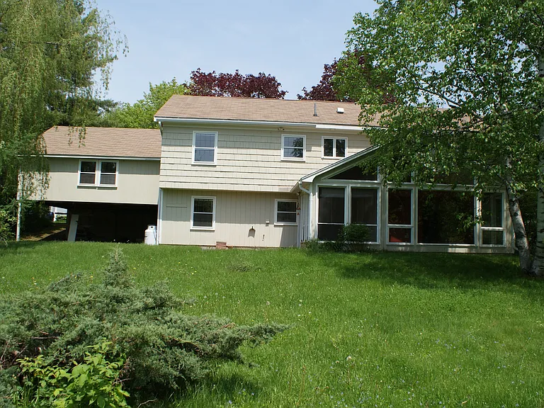 11 Frost Ln — Photo 2