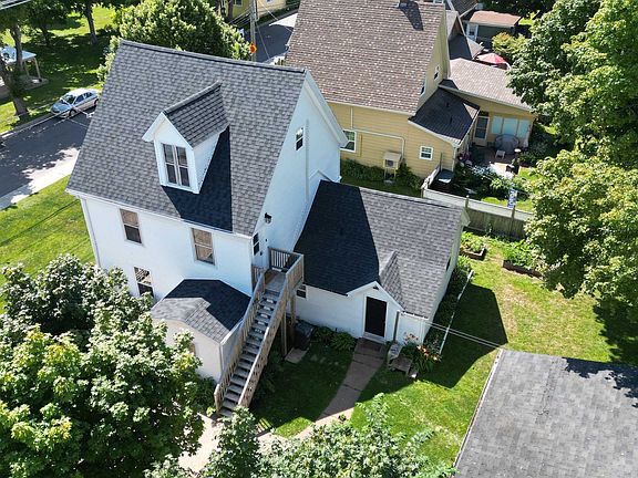 3rd image of 211 Winter St