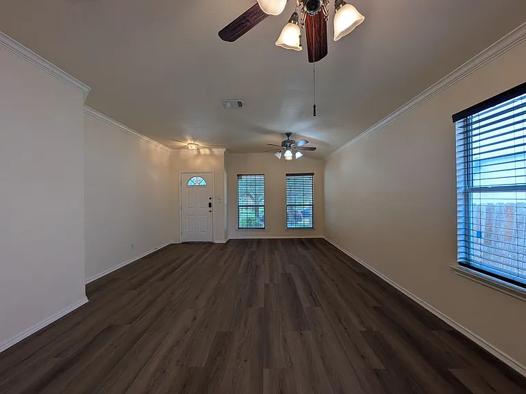 268 Goliad Dr — Photo 2