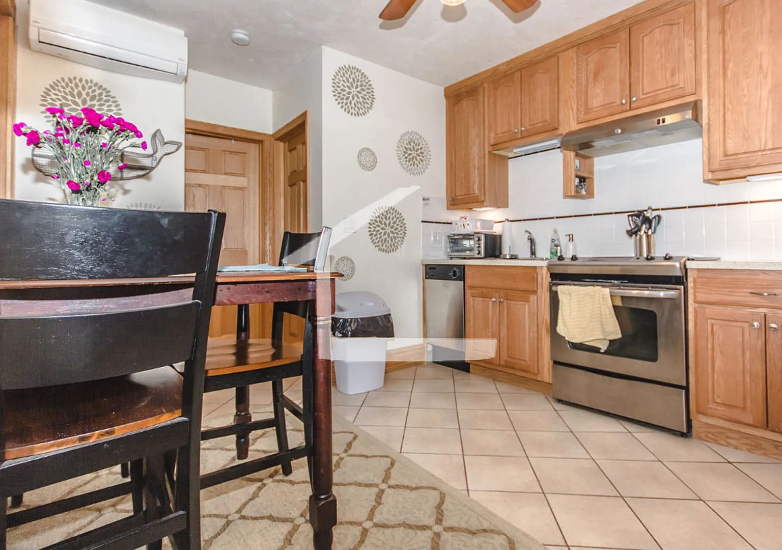 Nicely renovated 3 bed in the heart of Beacon Hill! — Photo 3
