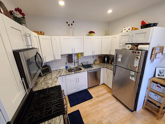 3rd image of 153 Dupont St Floor 1