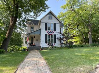 415 W South St, Woodstock, IL 60098