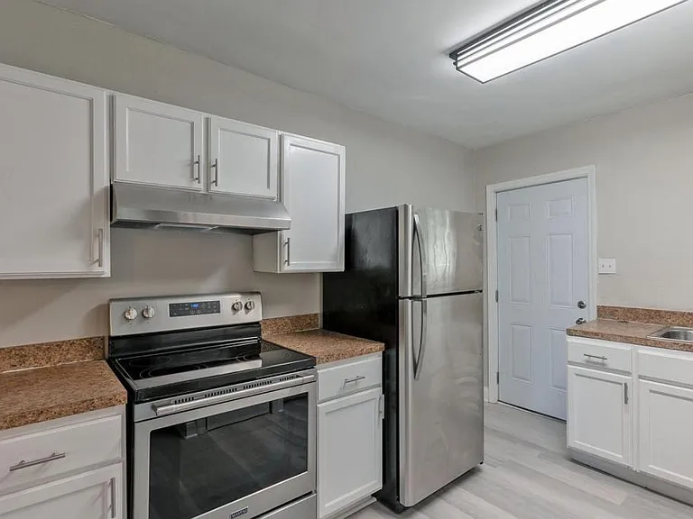 2036 W 11th St — Photo 7