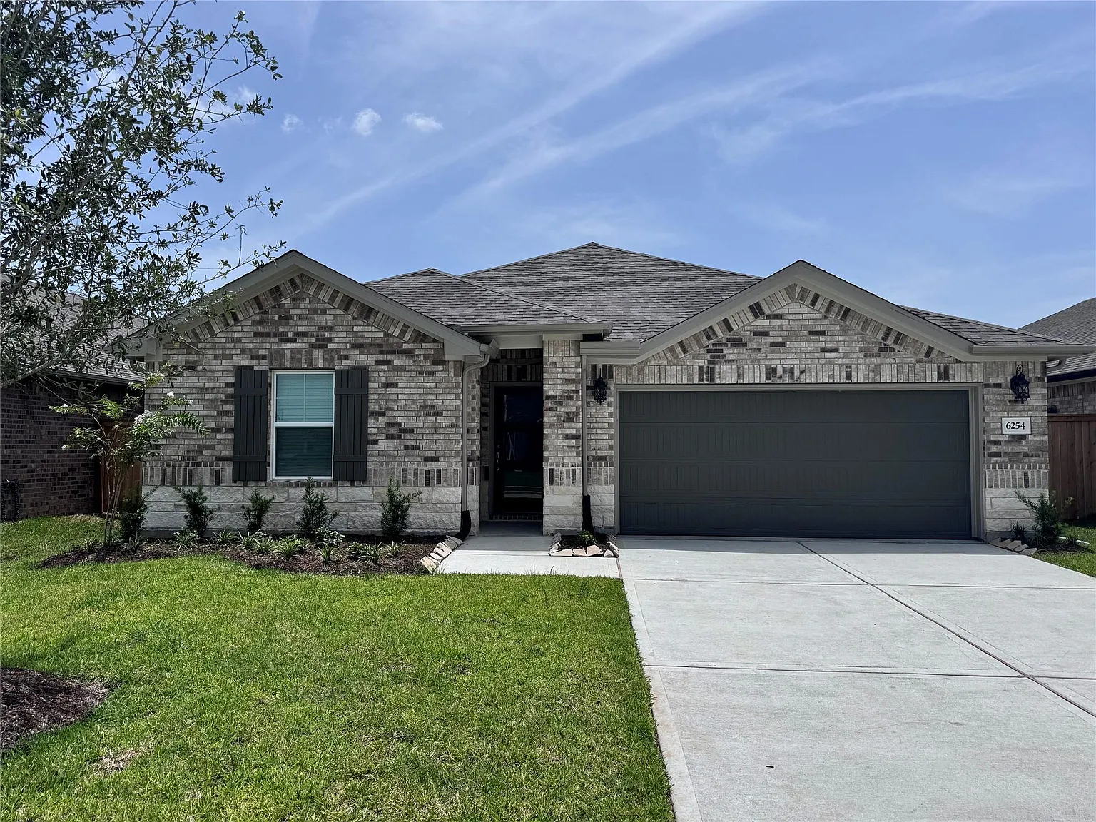 3 bed, 2.0 bath, 1831 sqft, $2,395 — Photo 2