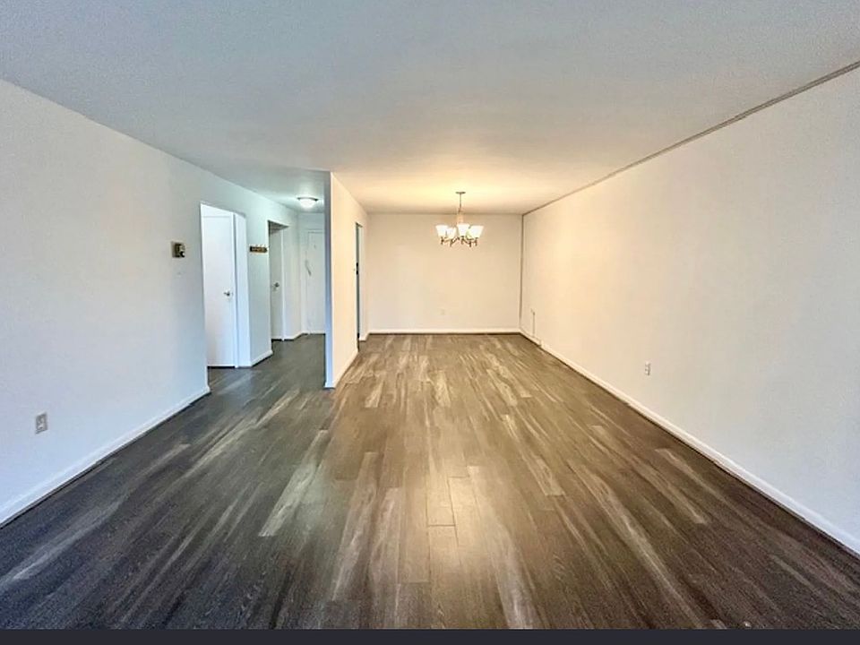 Spacious area can use for dining or den or office