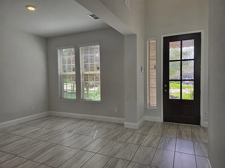18938 Lynnwood Crest Dr — Photo 2