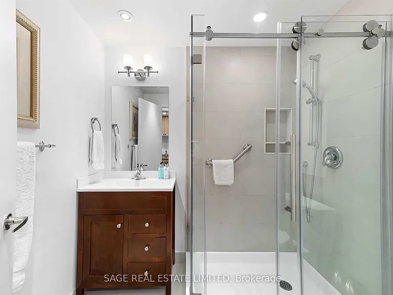 492 King St E — Photo 8
