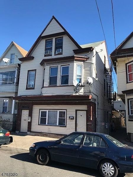 2nd image of 925 E 19th St