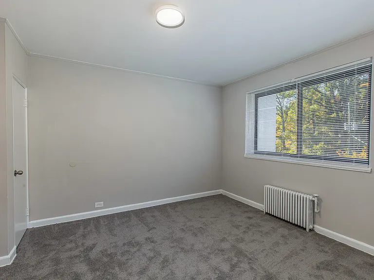 Parkway Garden Apartments — Photo 15