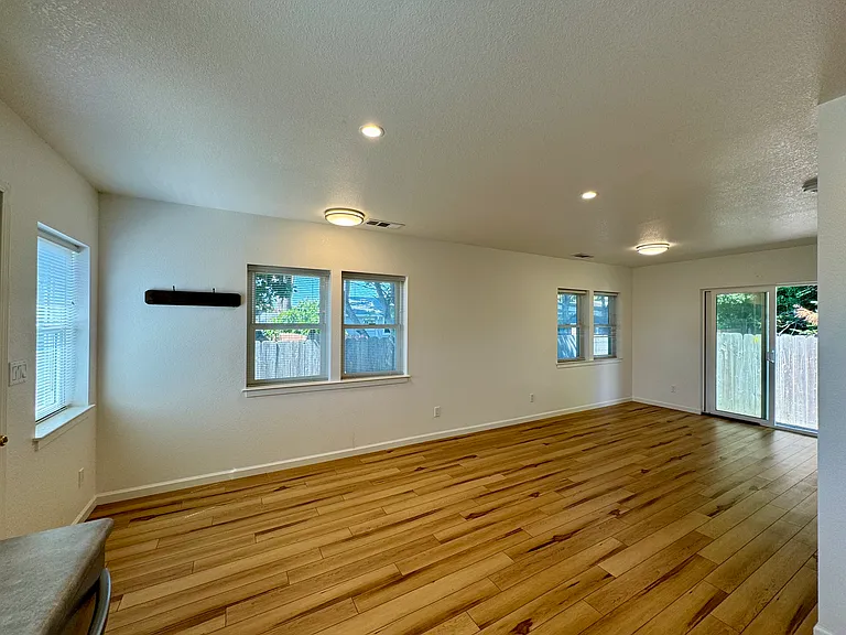 3431A Humphrey Ave — Photo 3