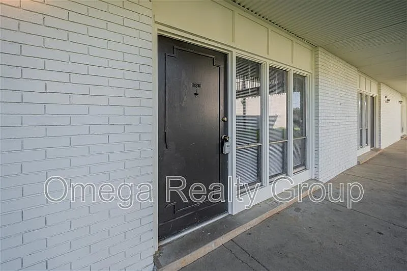 South Court Apartments — Photo 4