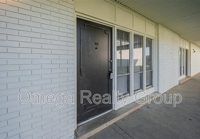 South Court Apartments — Photo 4