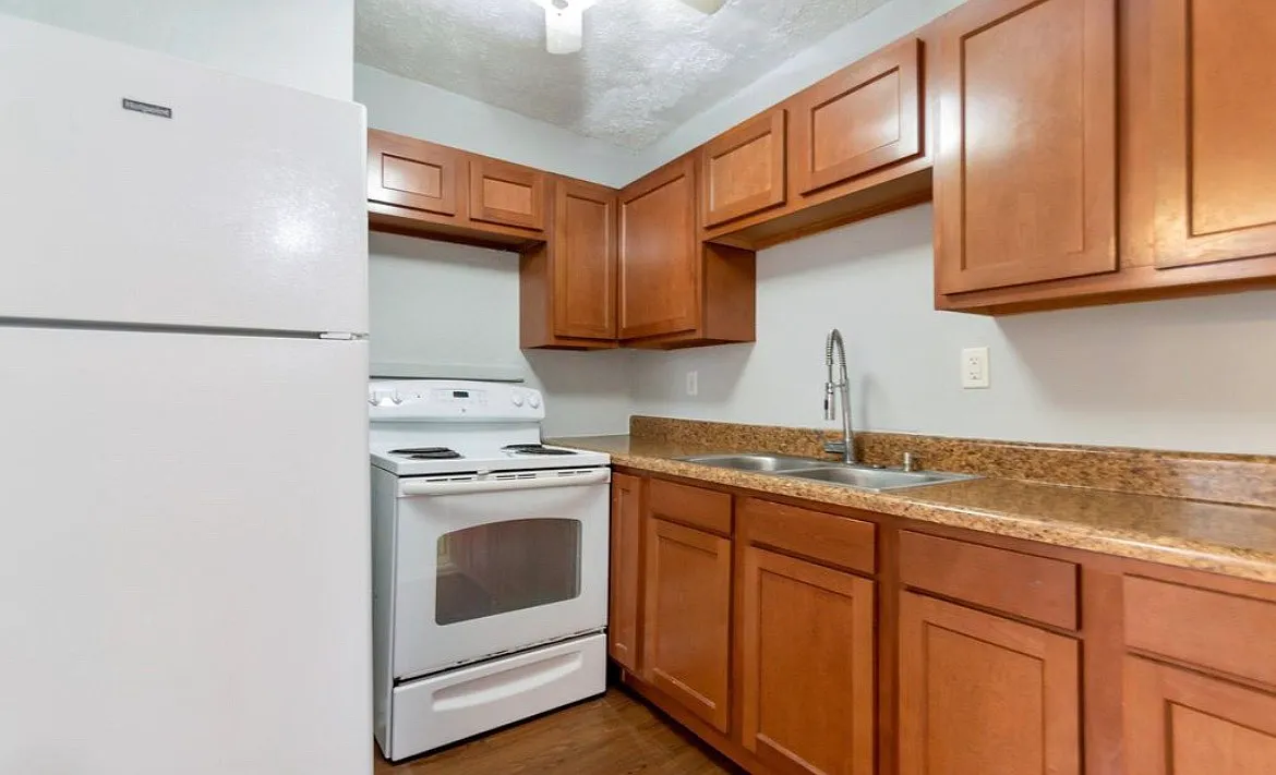 3 bed, 822 sqft, $1,300 — Photo 2