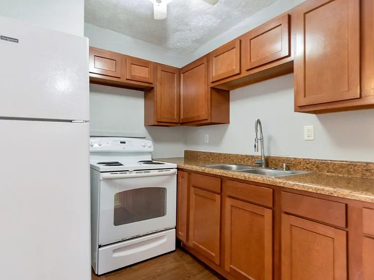 2862 Woodland St W — Photo 2