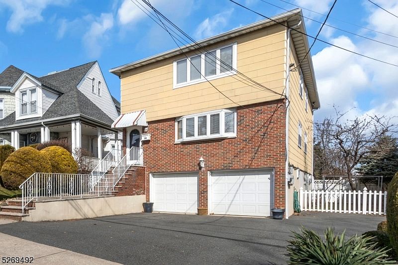 1st image of 24 Rossmore Pl