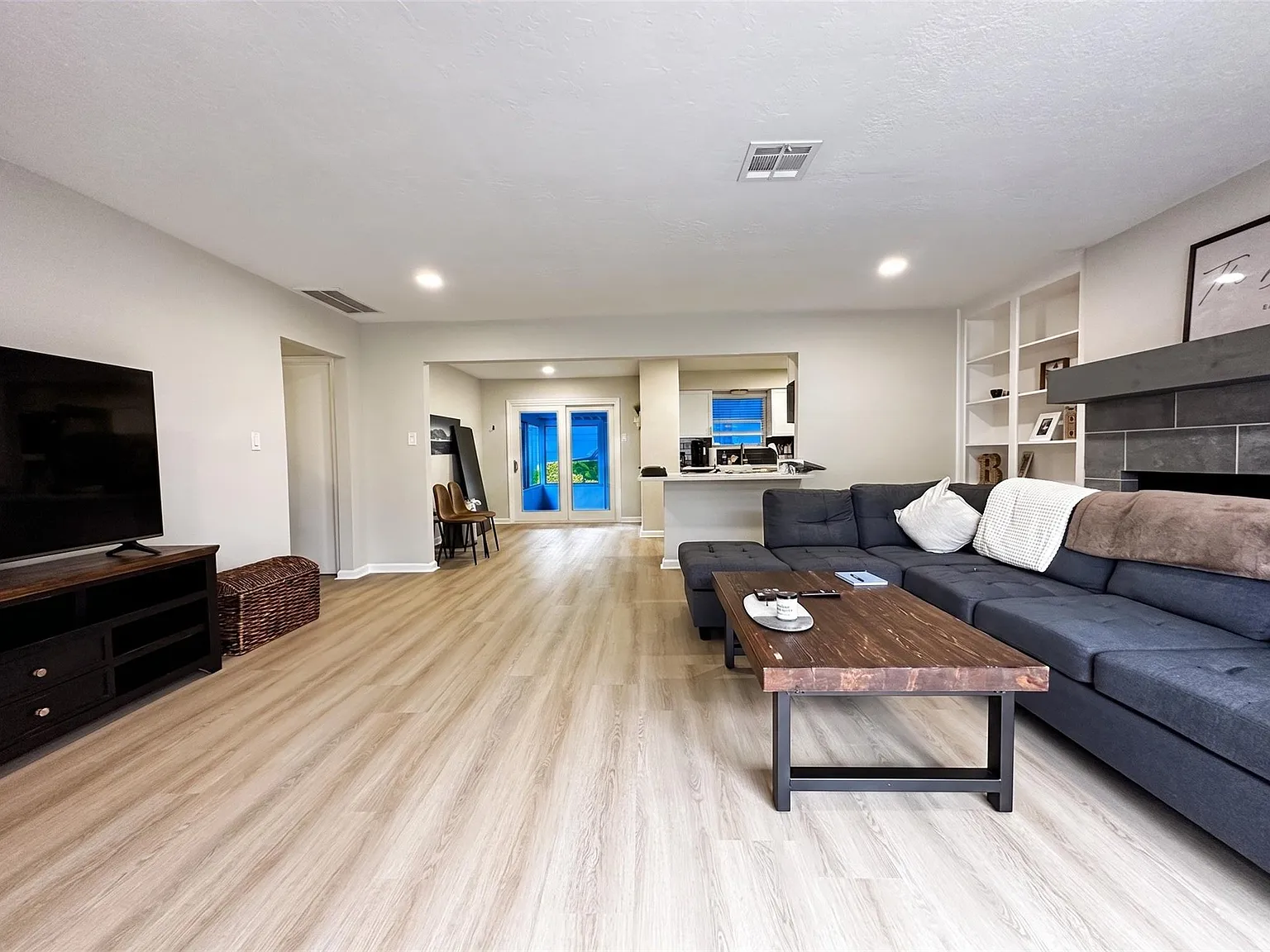 3 bed, 2.0 bath, 1425 sqft, $2,100 — Photo 3