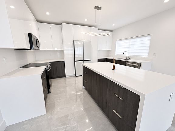 5th image of 229 W Seaview Cir