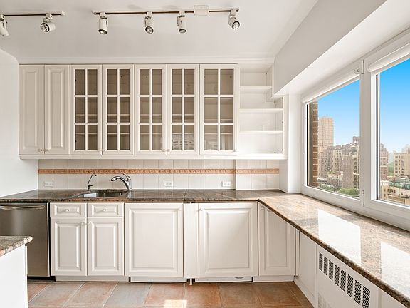 5th image of 45 W 67th St APT 17B