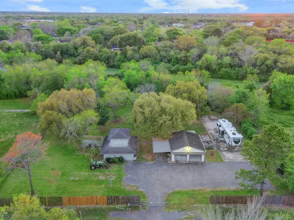 300 W Mustang Dr, Alvin, TX 77511