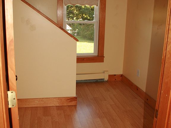 Landing to 2nd floor
