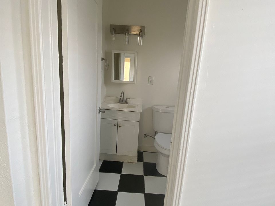 1st image of 4367 Oakwood Ave #102