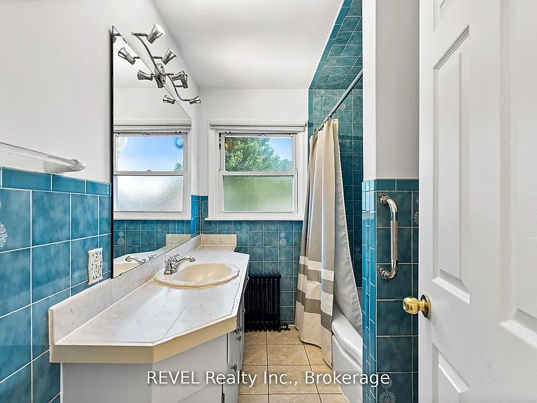 462B Carlton St — Photo 6