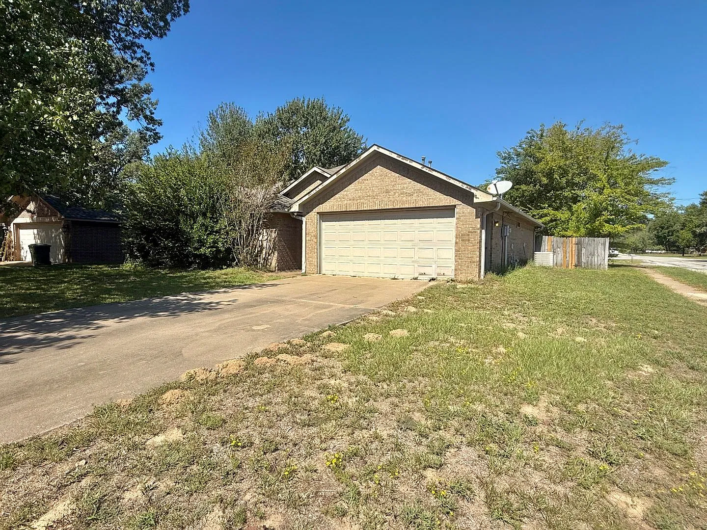 Spacious 3-bed/2-bath on corner lot! — Photo 2