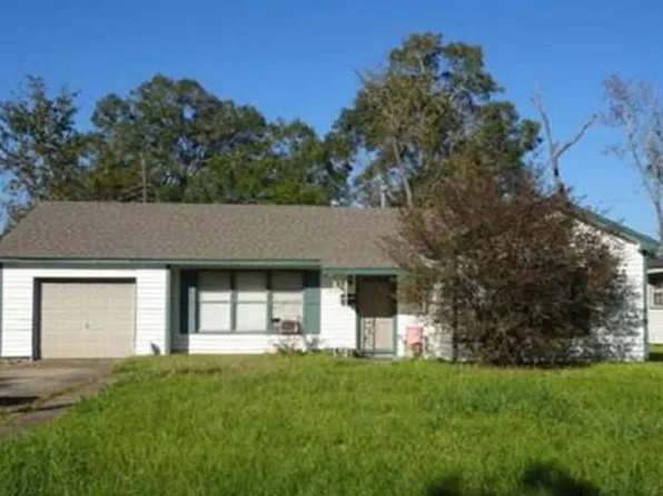 3370 Maplewood Ln, Beaumont, TX 77703