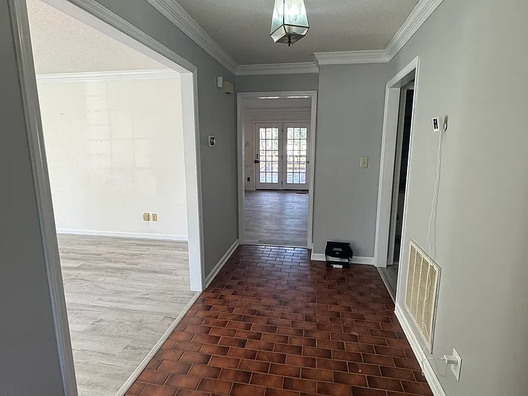 2102 Oakcrest Ct — Photo 2