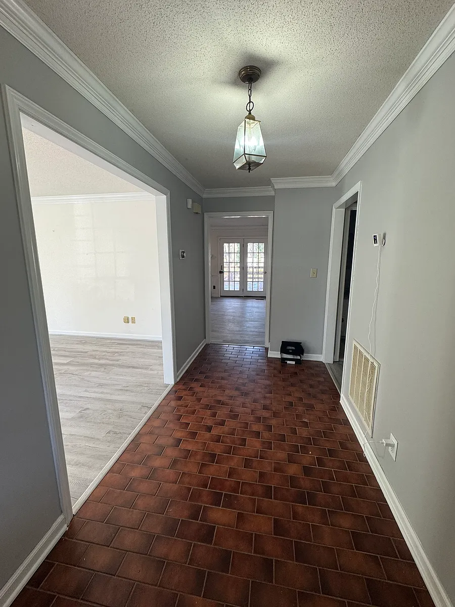 Building Photo - 2102 Oakcrest Ct