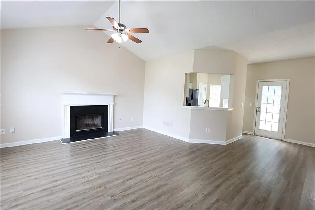 3 bed, 2.5 bath, 1568 sqft, $1,995 — Photo 2