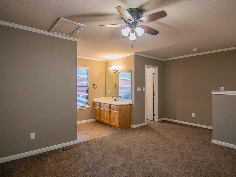 Creekside Apartments — Photo 36