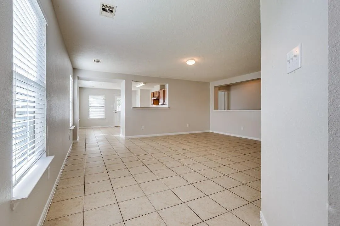 3 bed, 2.0 bath, 1563 sqft, $2,000 — Photo 3