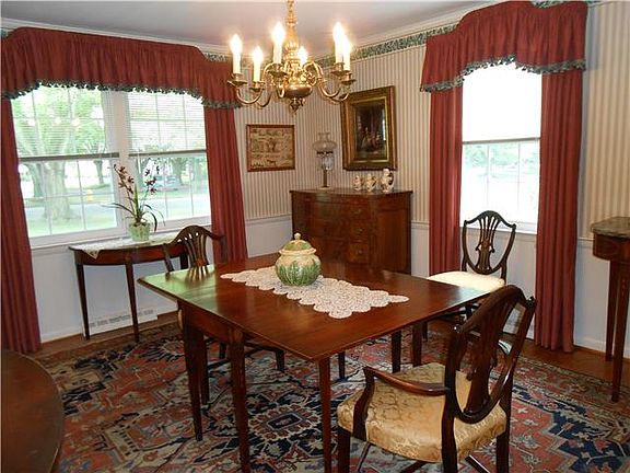 A BRIGHT ROOM FOR FAMILY DINNERS AND ENTERTAINING!