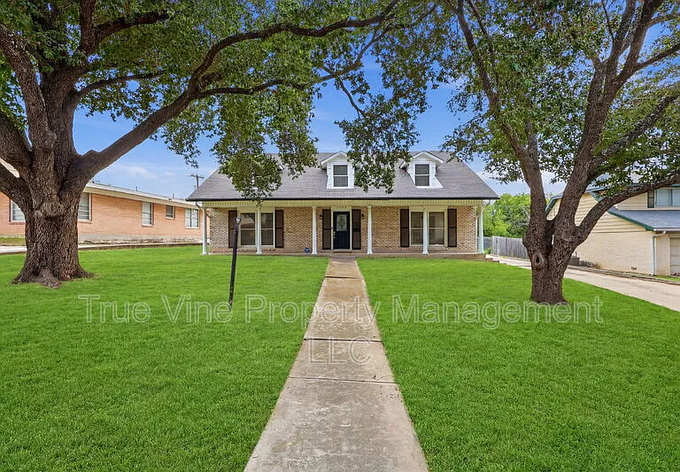 2423 W Gramercy Pl — Photo 1