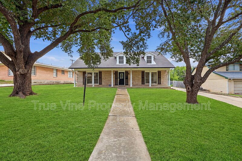 1st image of 2423 W Gramercy Pl